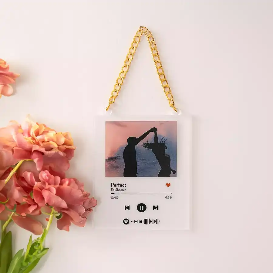 Personalized Spotify wall hanging featuring a photo and scannable code, crafted in acrylic, perfect for displaying your favorite music memories.