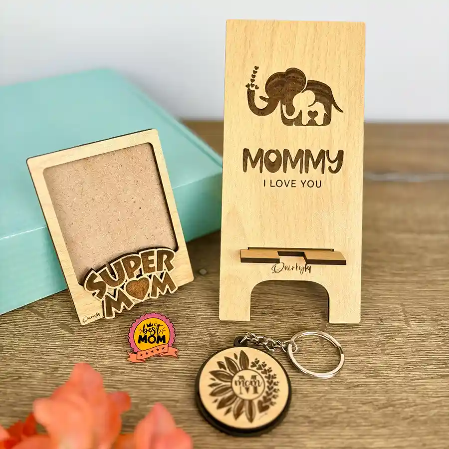 Super Mom Tribute Gift Set with Polaroid magnet frame and pinewood keychain.