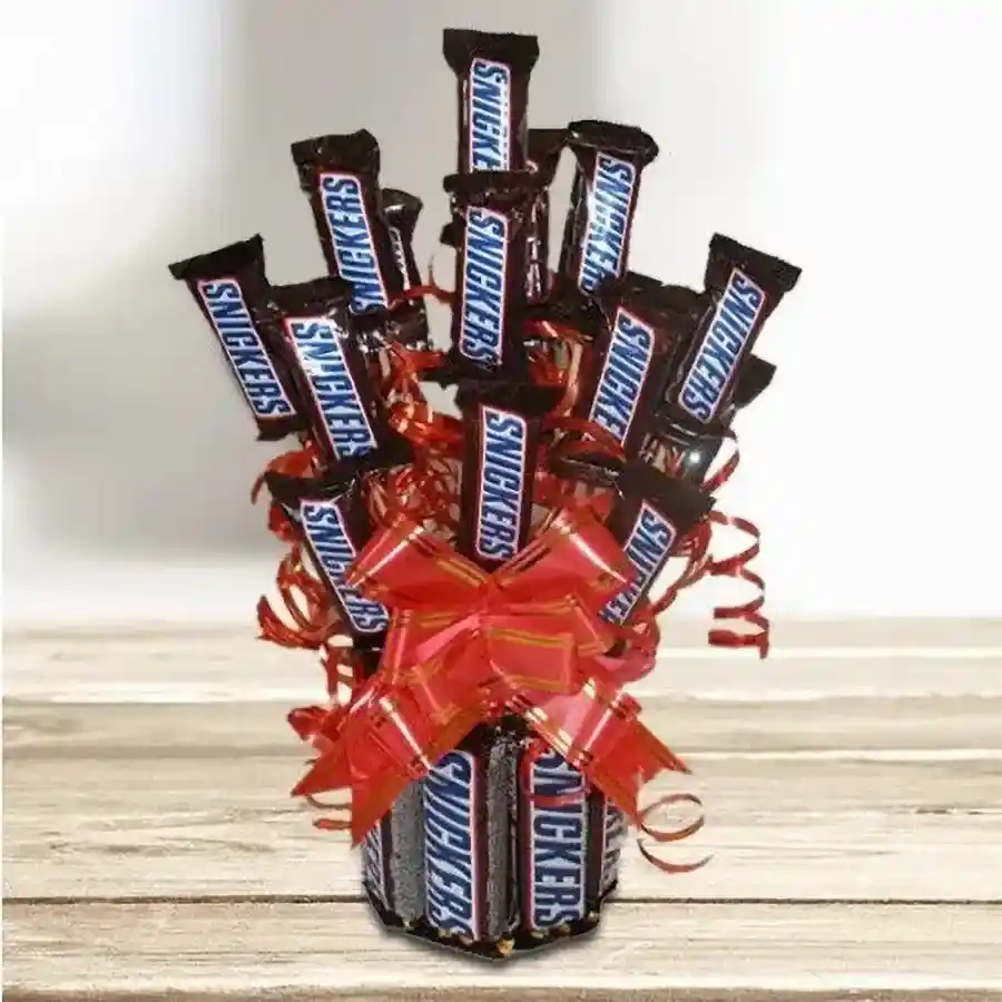 A beautifully arranged bouquet made of 20 Snickers chocolate bars, each 50 grams, displayed like flowers in a decorative setting.