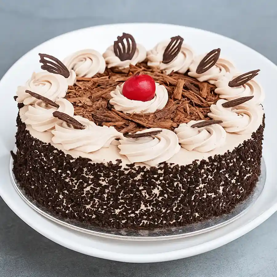 A mouthwatering 1/2 kg Black Forest Cake, ideal for gifting and sharing delicious moments with loved ones.