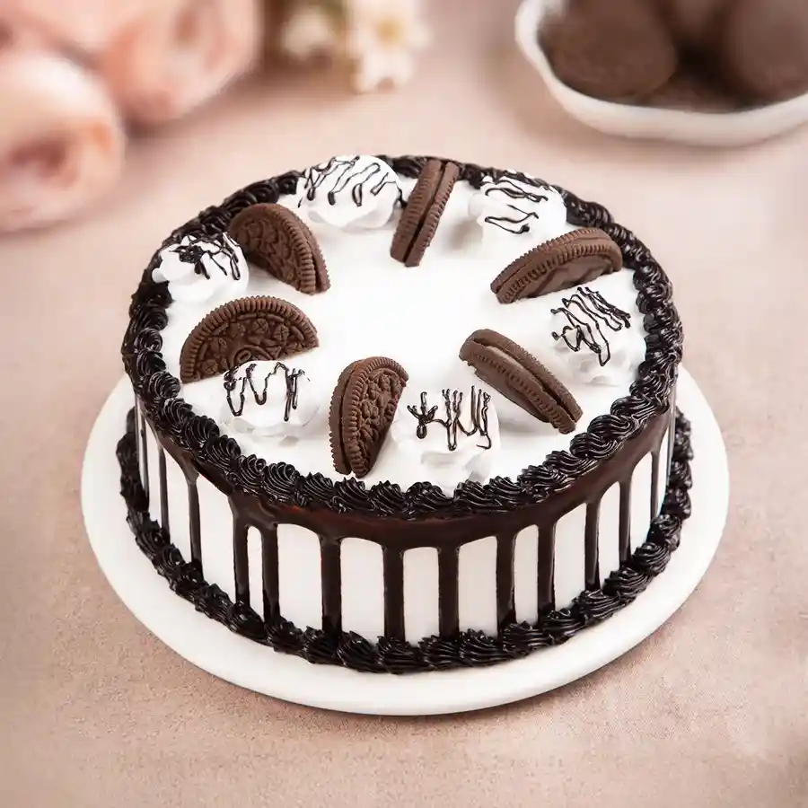 Decadent Oreo Delight Cake, a 1/2 kg treat perfect for celebrations.