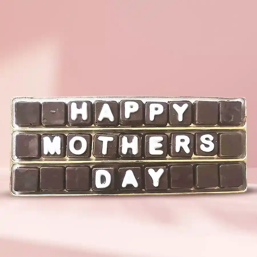 Personalized pack of 27 handmade chocolates for Mother's Day with a decorative box and a heartfelt message.