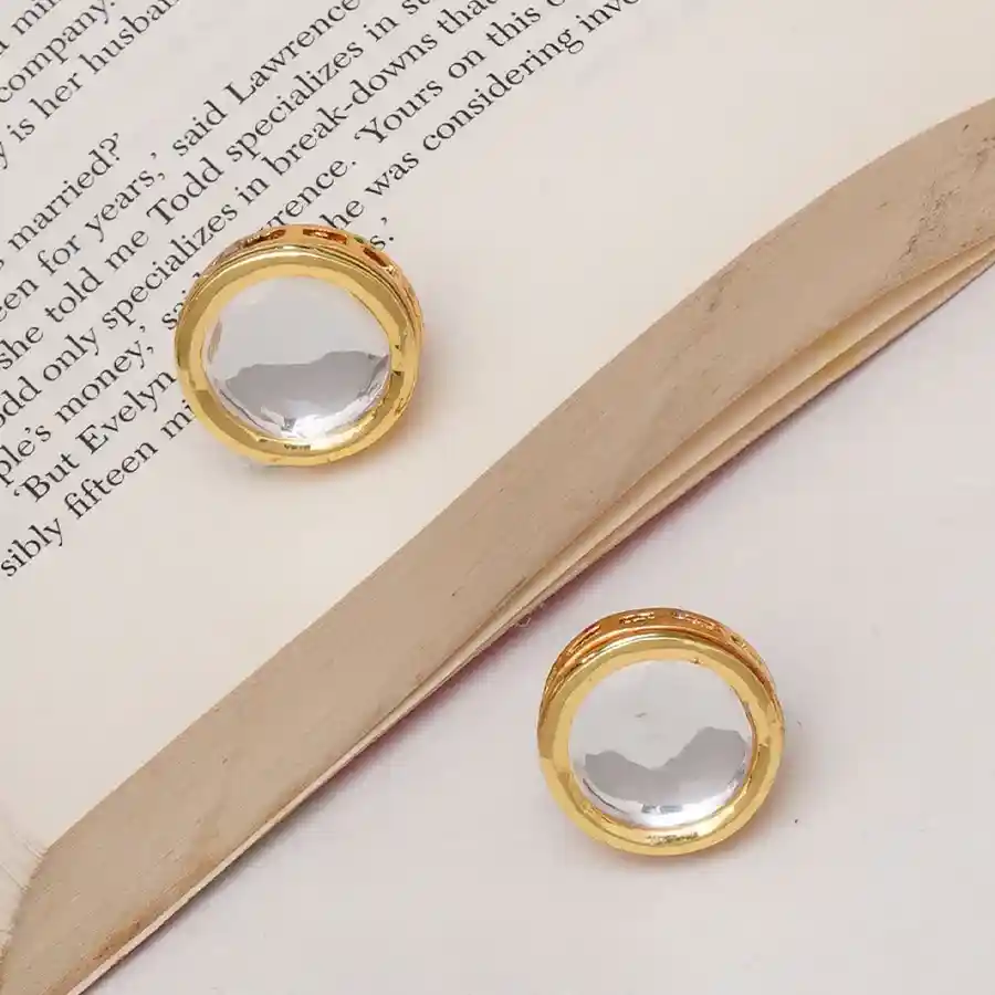 Chic Kundan Studs