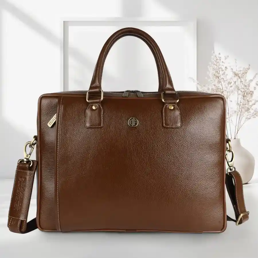 Stylish leather laptop bag for men in Brushwood, fits laptops up to 16 inches, featuring an adjustable shoulder strap for comfort.